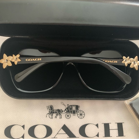 ✨Host Pick✨ Coach Integration Flower Sunglasses 🌸 - Picture 5 of 5